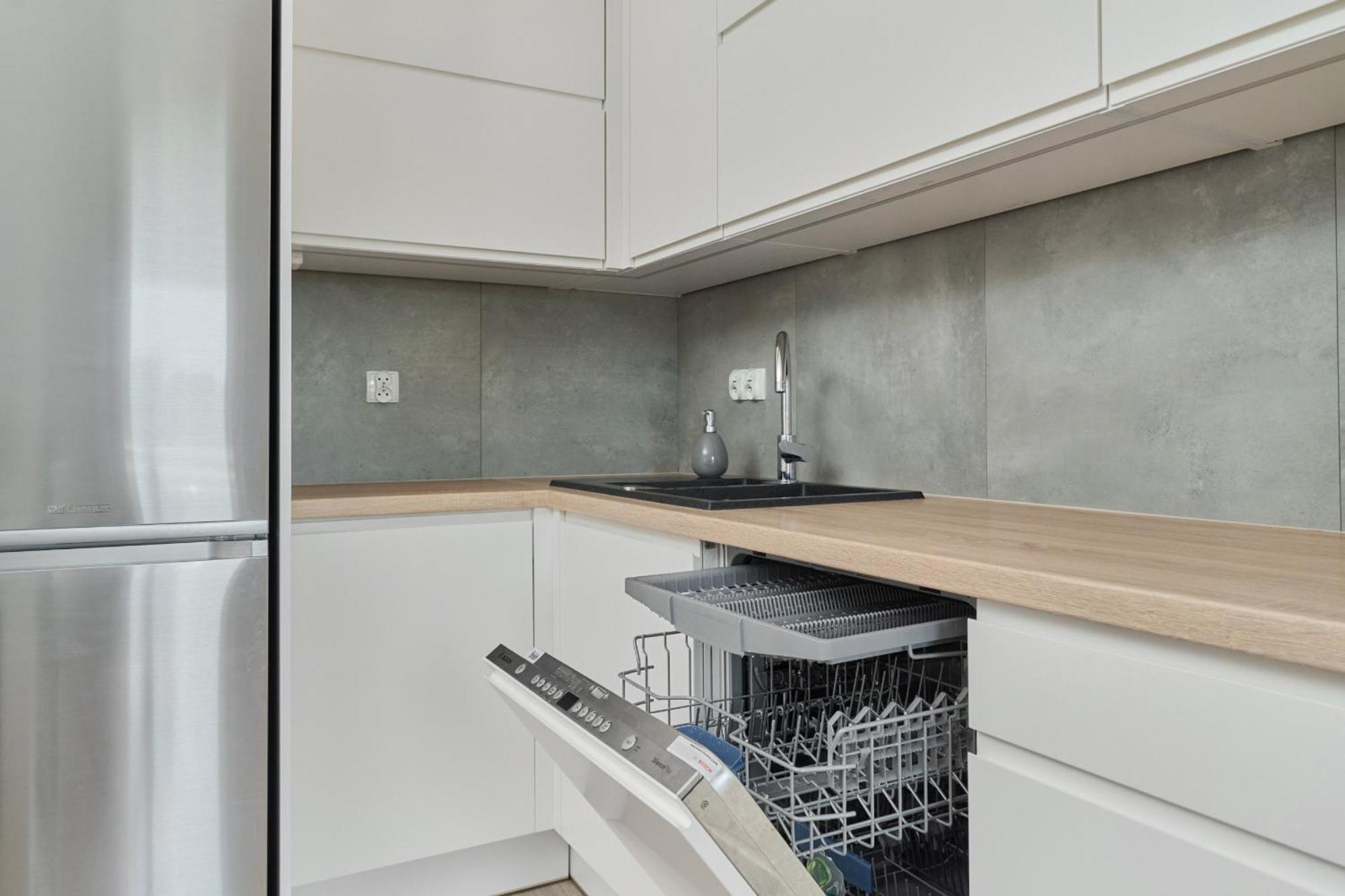 Apartament Spacious & Elegant Family With Parking Space & Ac In By Renters *