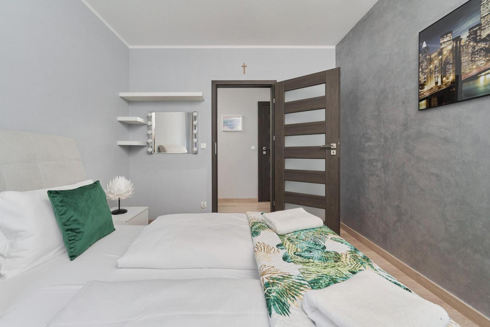 Spacious & Elegant Family With Parking Space & Ac In By Renters Apartament Wrocław