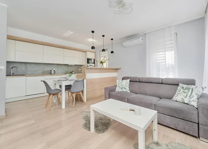 Spacious & Elegant Family Apartment With Parking Space & Ac In Wroclaw By Noclegi Renters