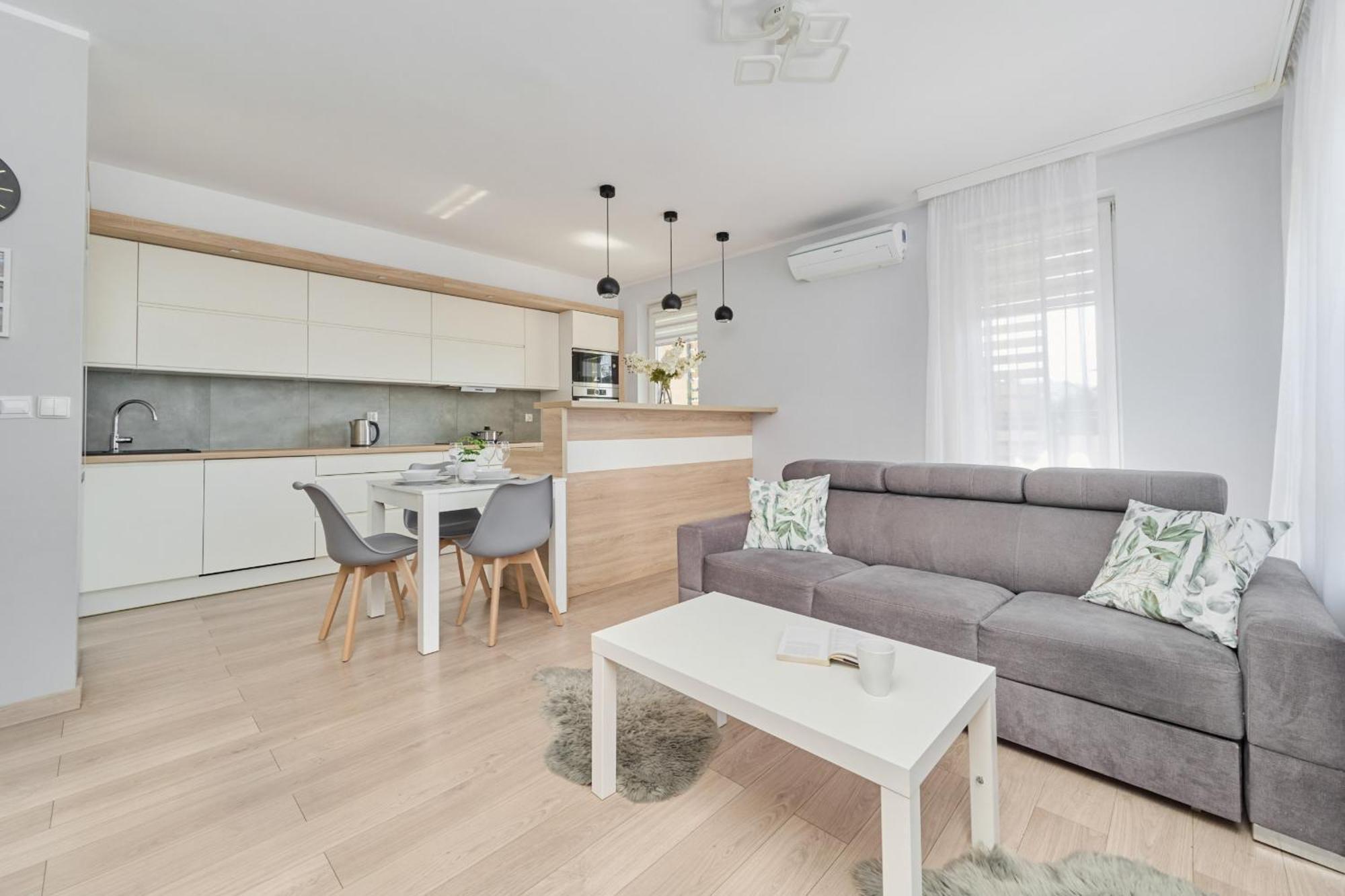 Spacious & Elegant Family With Parking Space & Ac In By Renters