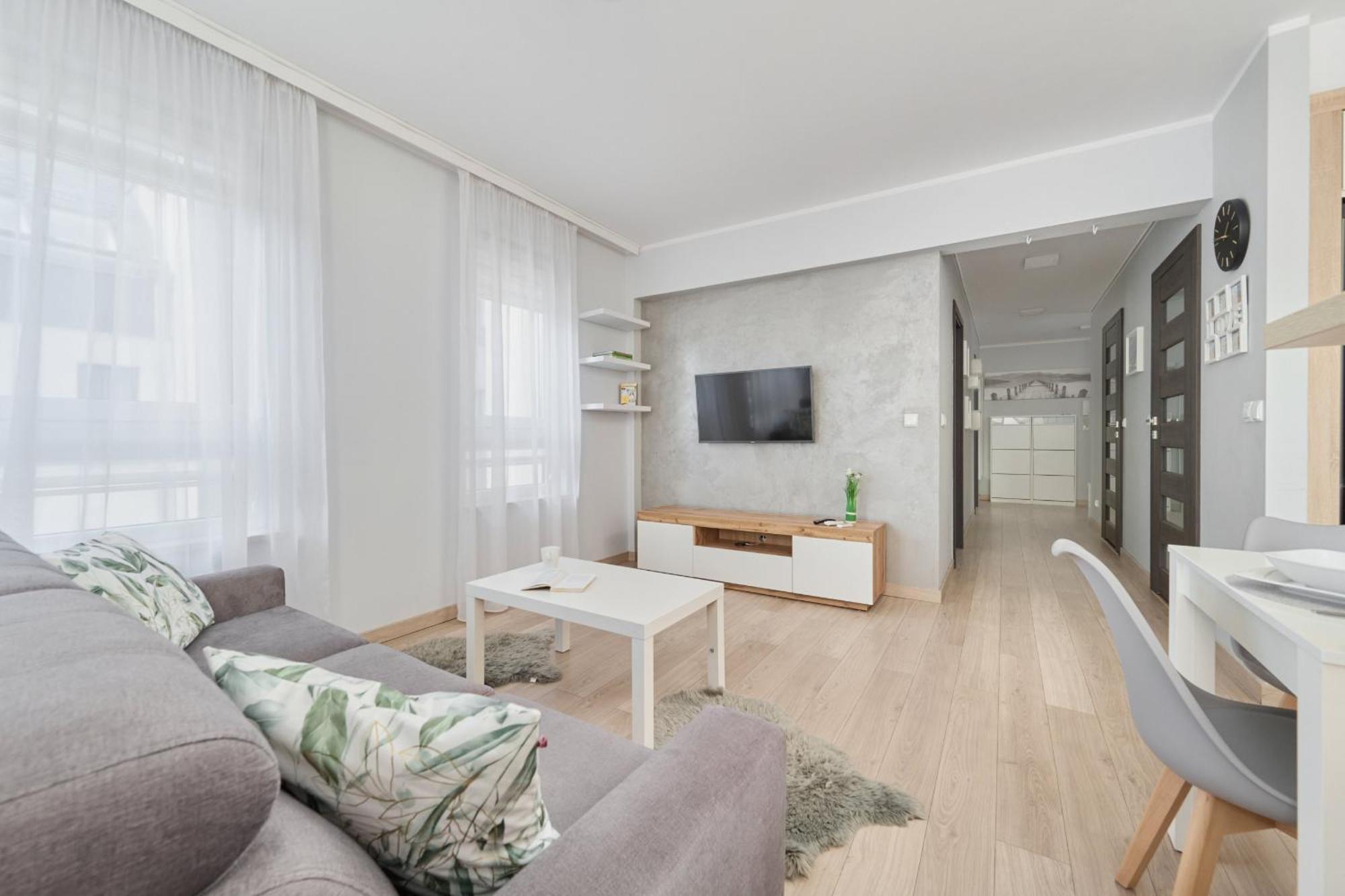 Spacious & Elegant Family With Parking Space & Ac In By Renters *