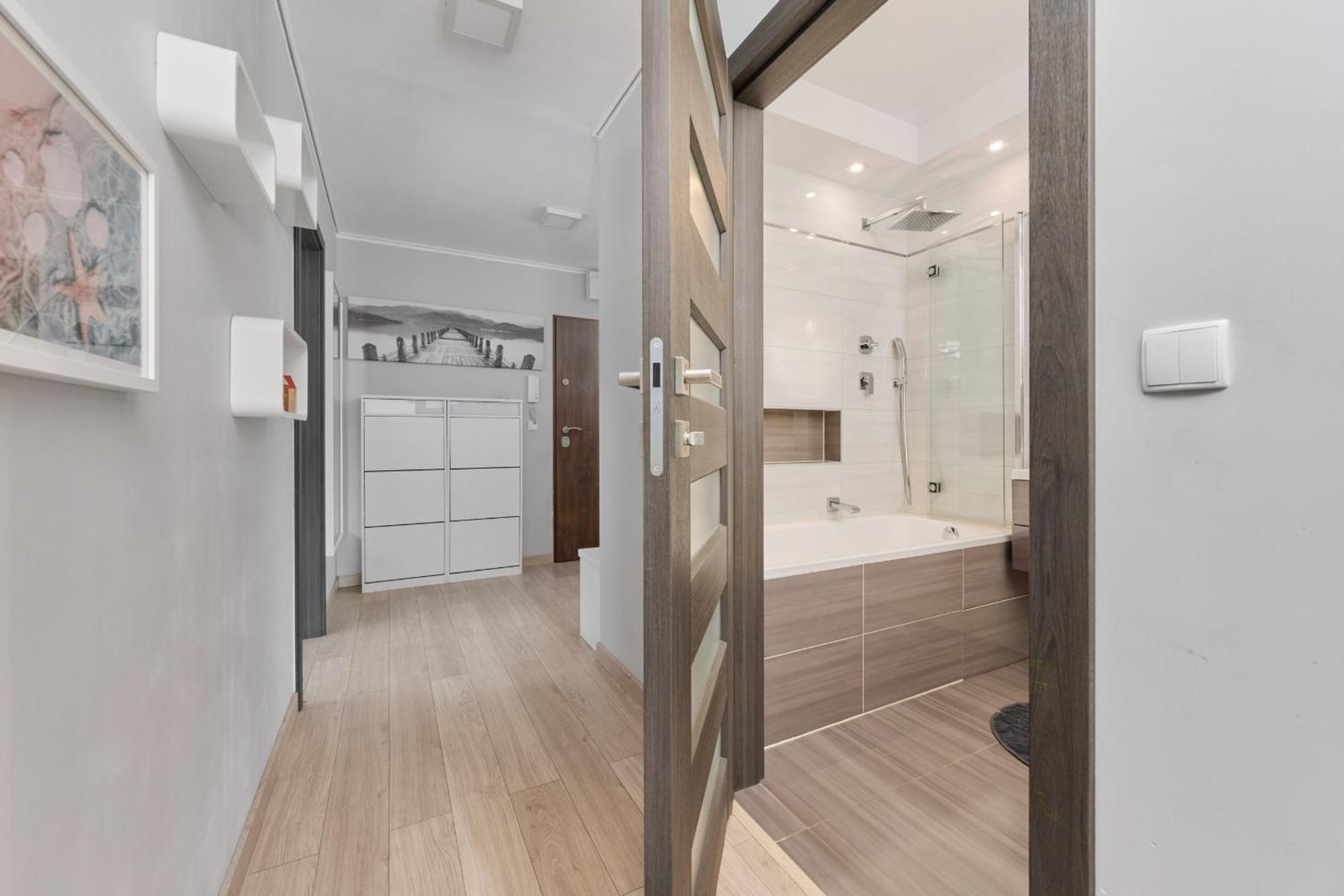 Spacious & Elegant Family With Parking Space & Ac In By Renters Apartament