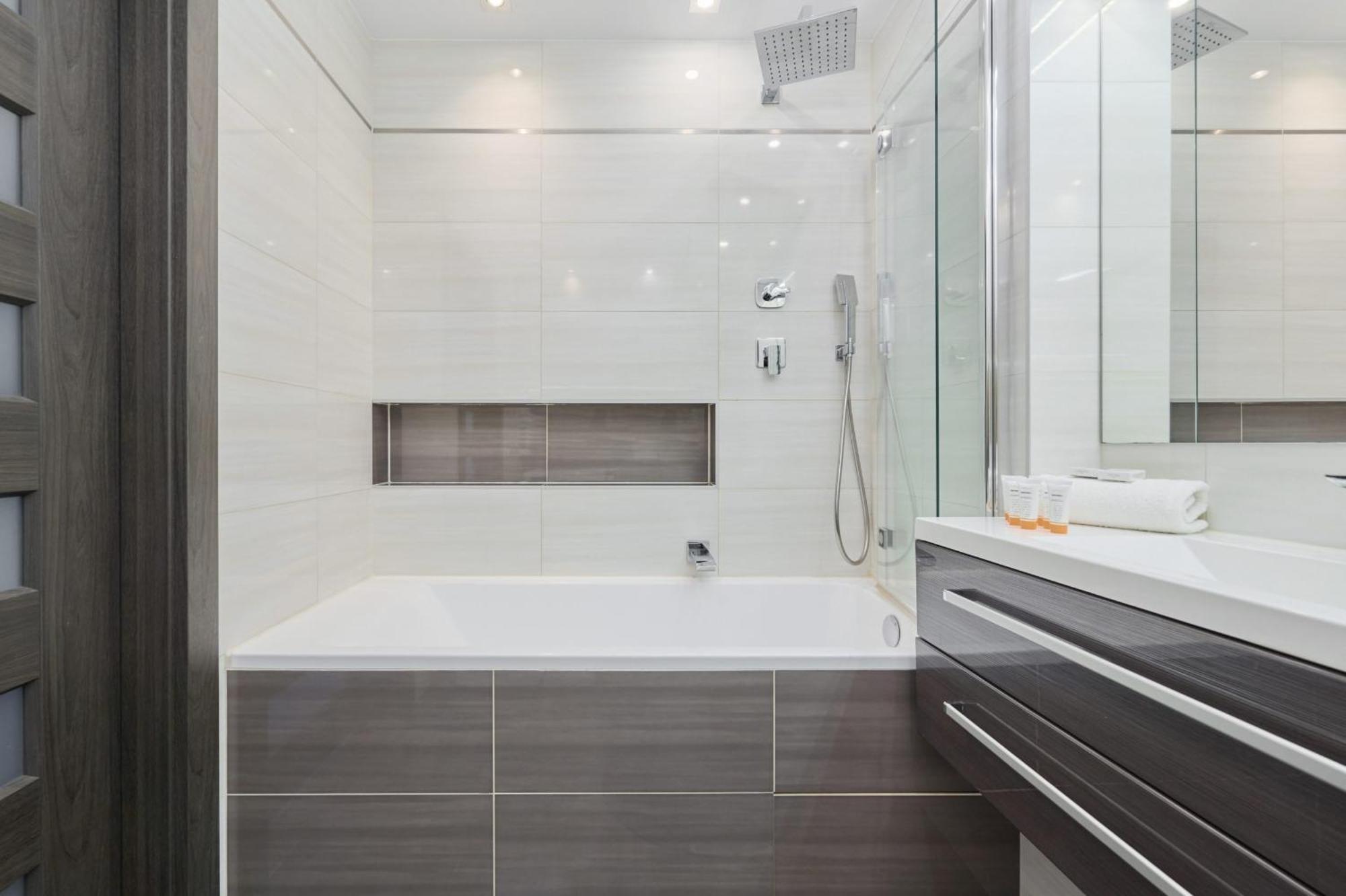 Spacious & Elegant Family With Parking Space & Ac In By Renters * Wrocław