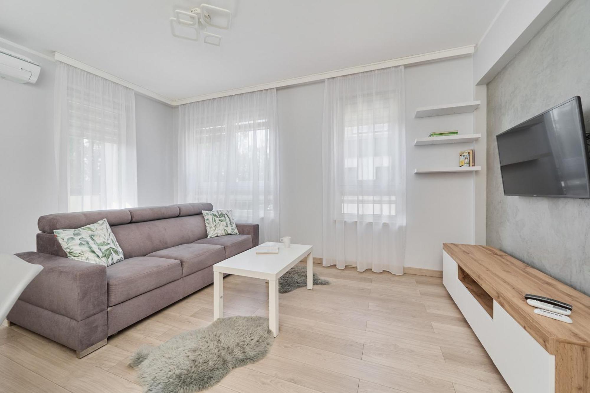 Spacious & Elegant Family With Parking Space & Ac In By Renters Apartament