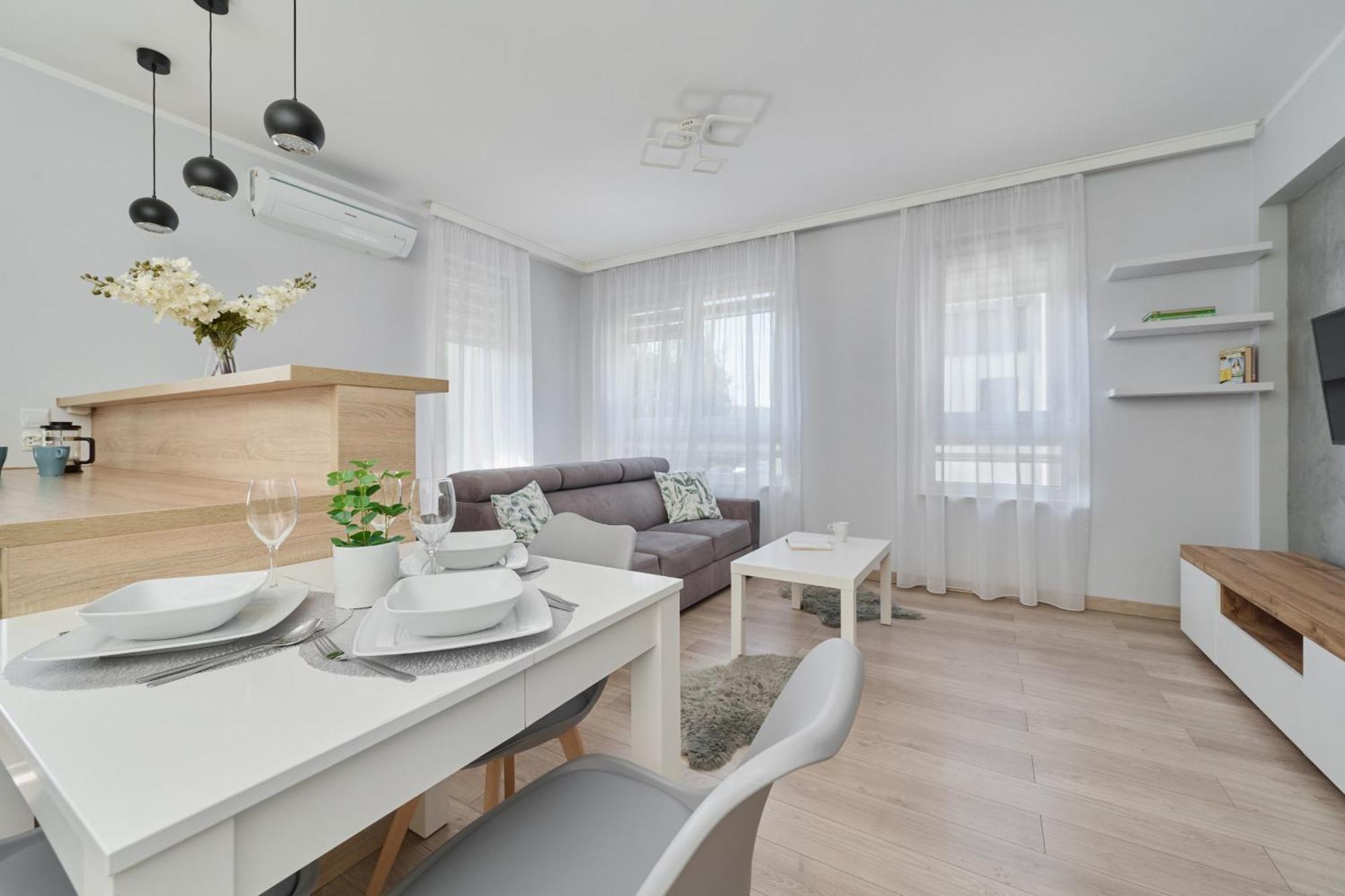 Spacious & Elegant Family With Parking Space & Ac In By Renters Apartament Wrocław