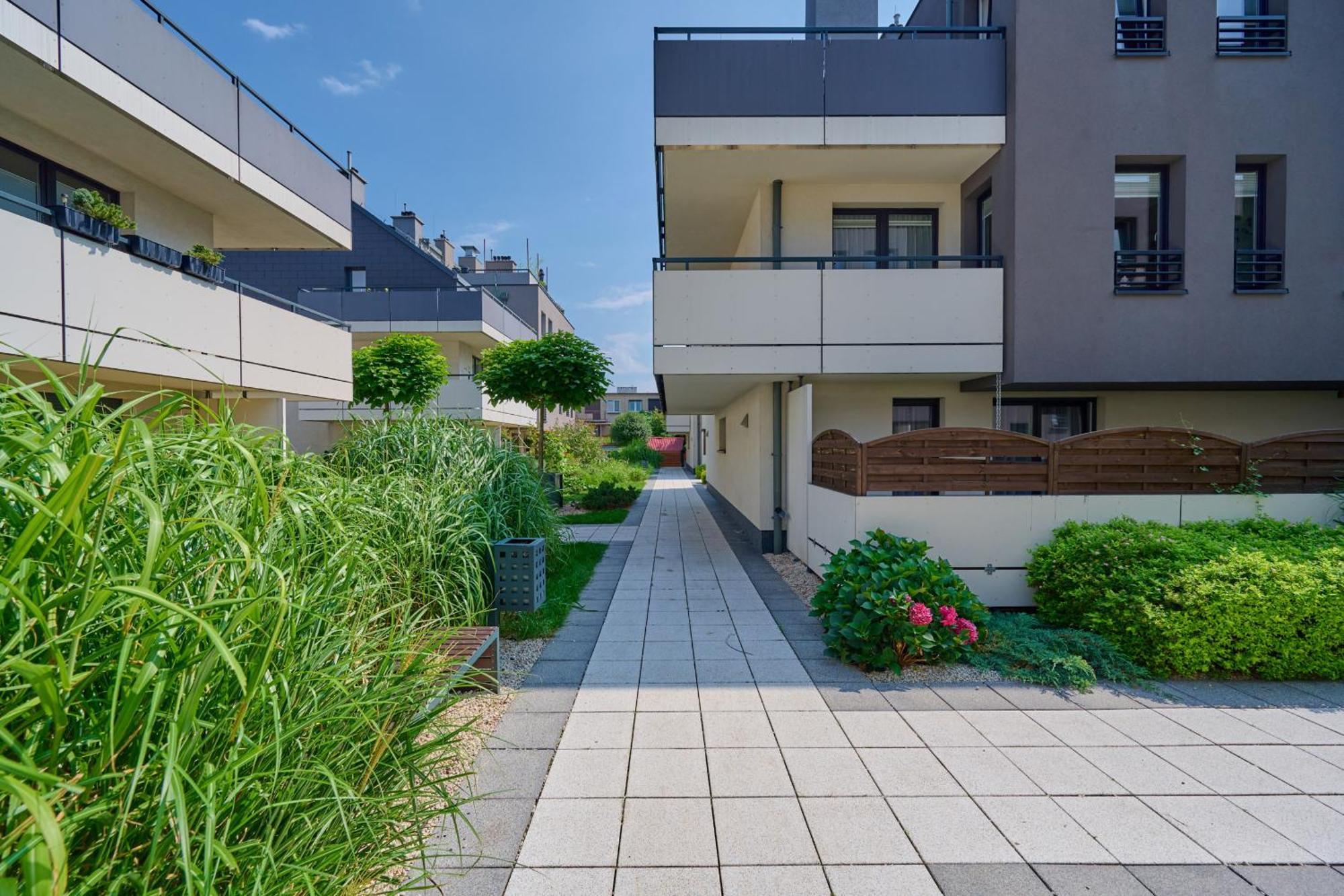 Spacious & Elegant Family With Parking Space & Ac In By Renters Wrocław