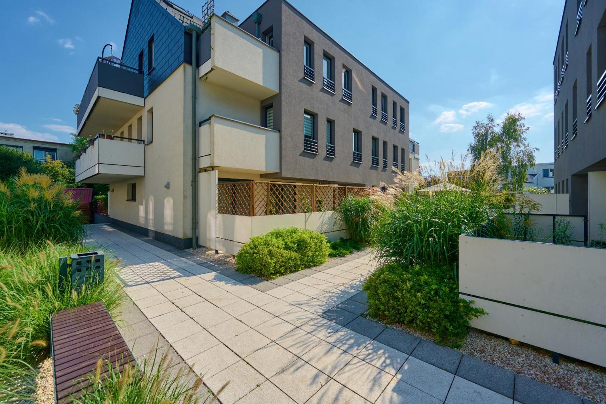 Spacious & Elegant Family With Parking Space & Ac In By Renters