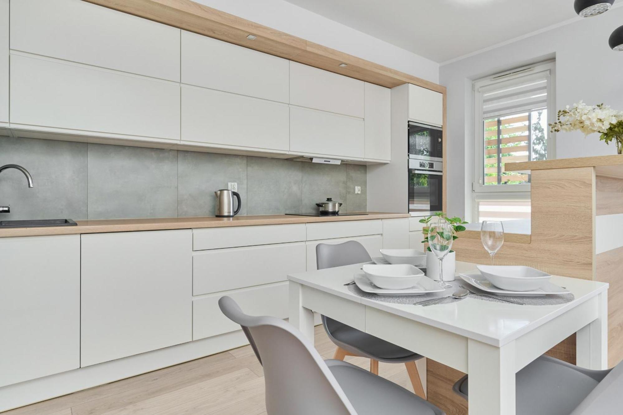 Spacious & Elegant Family With Parking Space & Ac In By Renters Apartament Wrocław