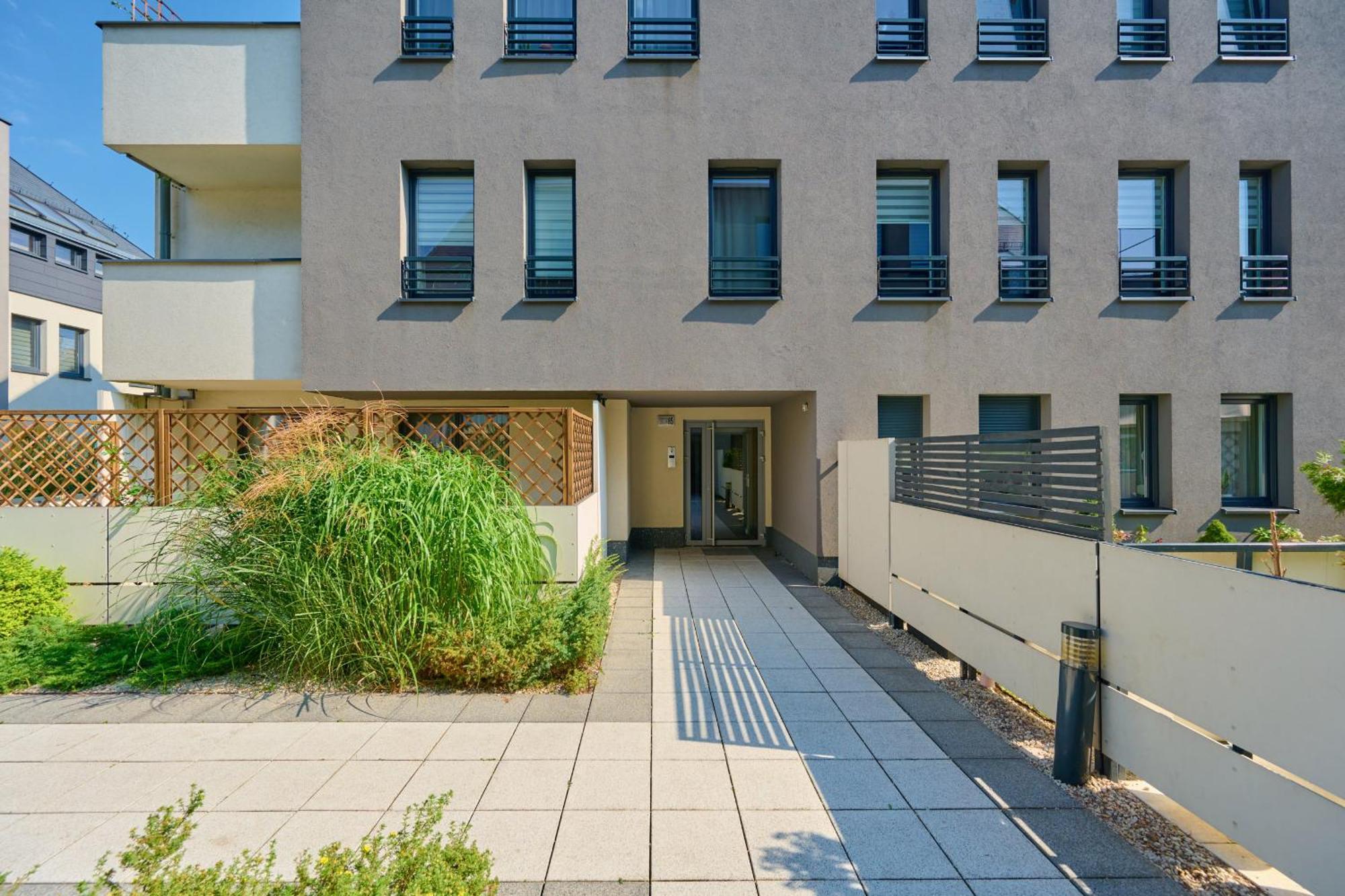 Apartament Spacious & Elegant Family With Parking Space & Ac In By Renters *