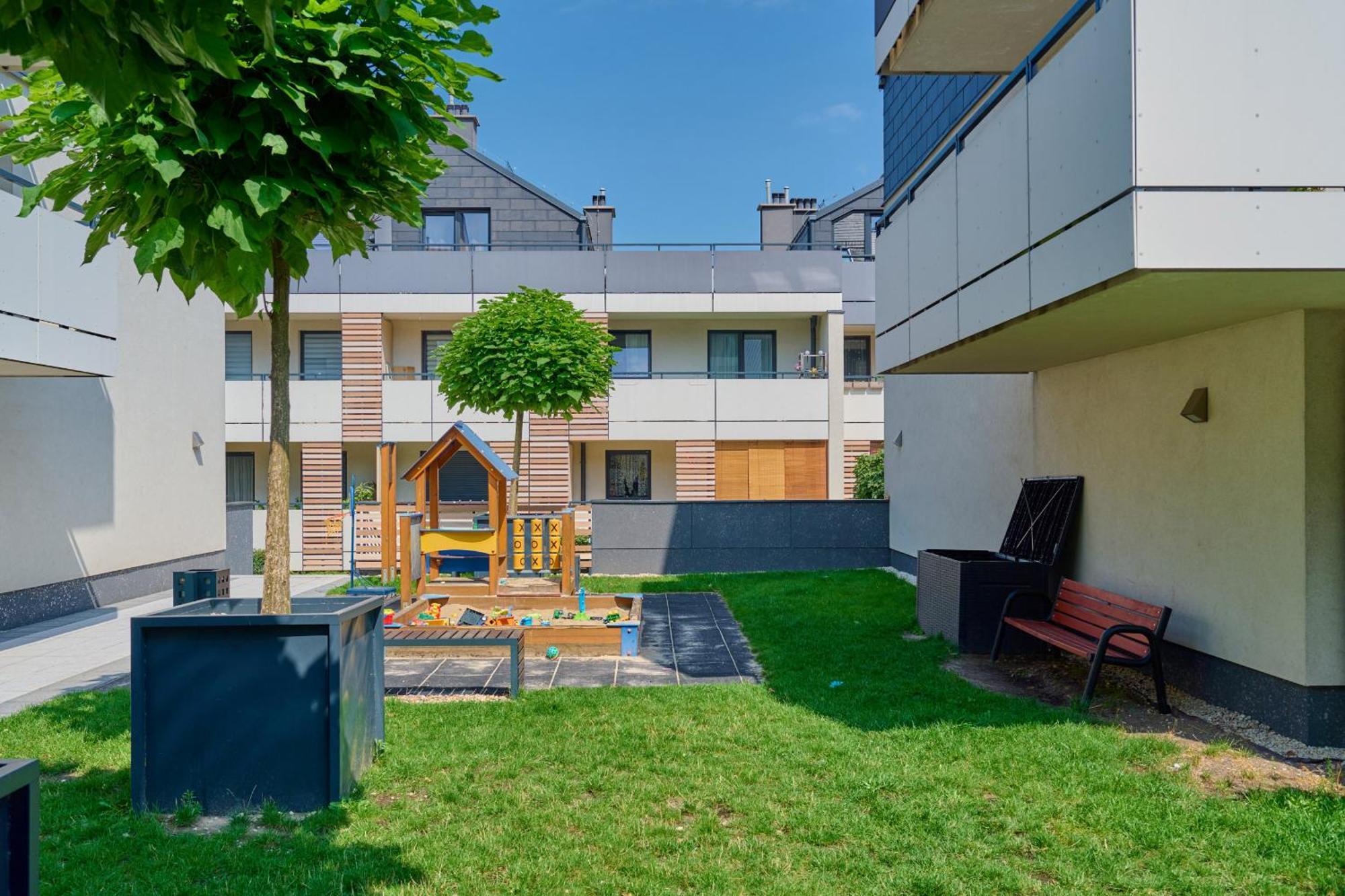 Apartament Spacious & Elegant Family With Parking Space & Ac In By Renters *
