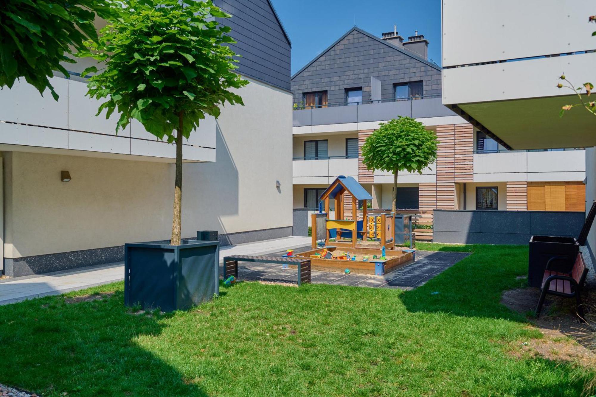 Spacious & Elegant Family With Parking Space & Ac In By Renters Apartament *